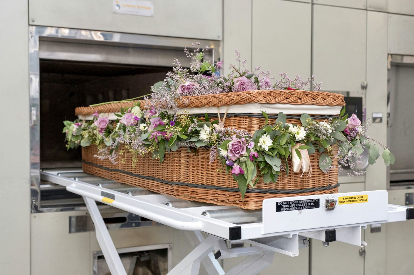 Wicker coffin cremator